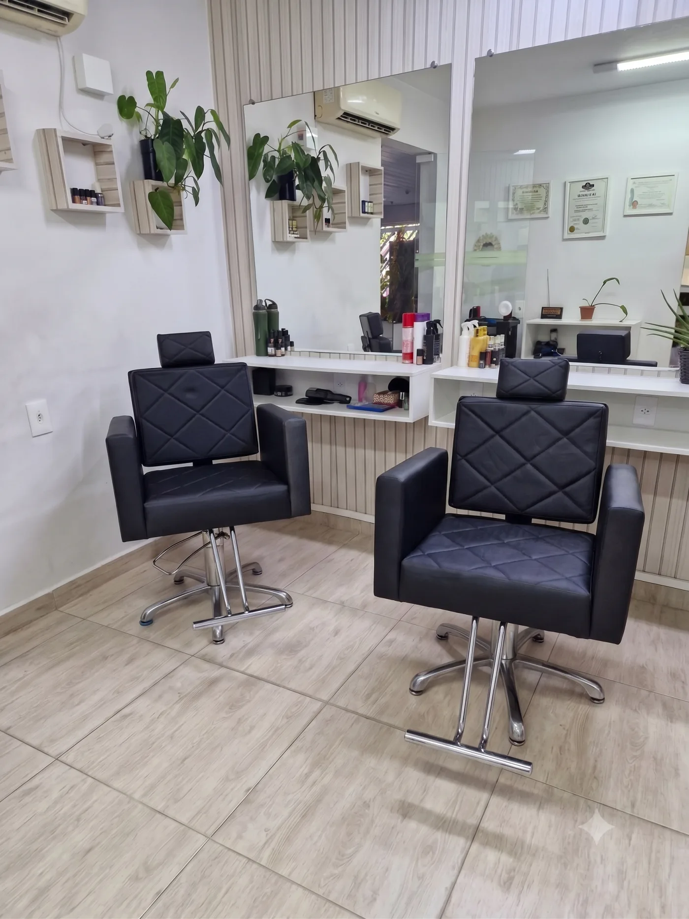 Sala de cortes da Penha’s com duas cadeiras e espelhos