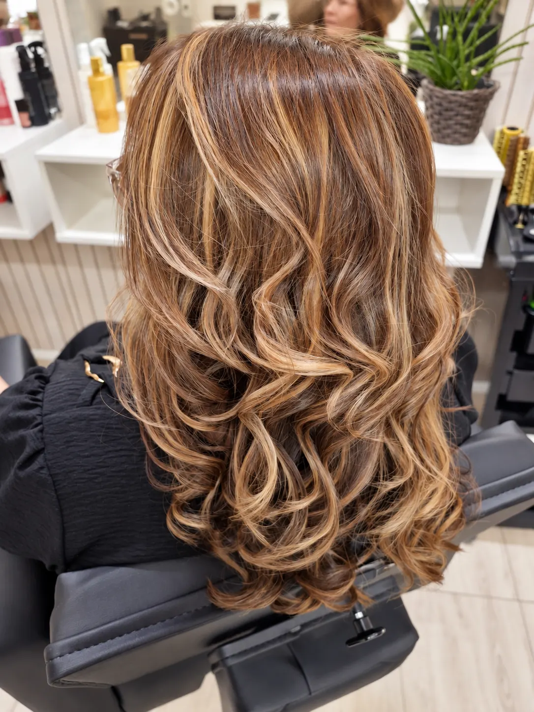 Cabelo loiro iluminado com ondas, finalizado no Penha’s